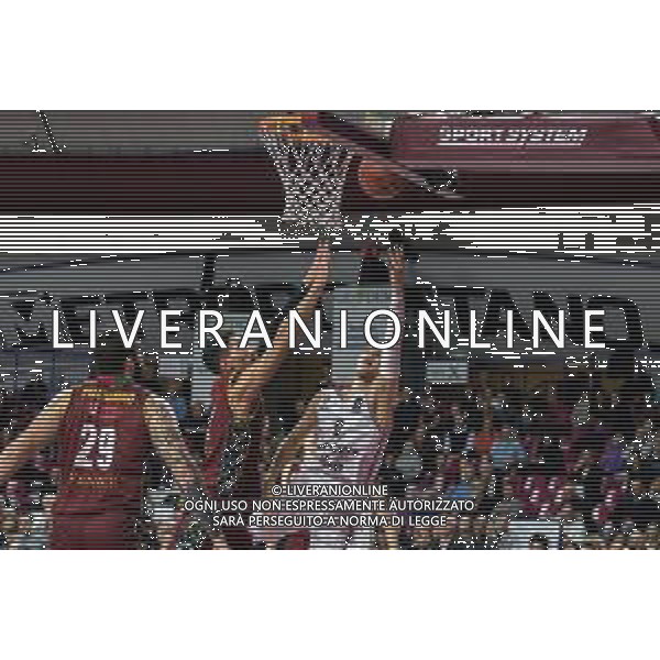 Basket EuroCup 2019/2020 Venezia, Italia 18/12/2019 Umana Reyer Venezia vs Rytas Vilnius Nella foto: Deividas Sirvydis (Rytas Vilnius) a canestro Contrastatoda Valerio Mazzola (Umana Reyer Venezia) FOTO ALFIO GUARISE-ALESSIO MARINI-AG ALDO LIVERANI SAS