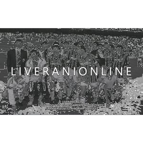 22-08-1992 MILANO-TROFEO LUIGI BERLUSCONI MILAN INTER 1-0 NELLA FOTO I GIOCATORI DEL MILAN CON IL TROFEO LUIGI BERLUSCONI A FINE GARA AG ALDO LIVERANI SAS