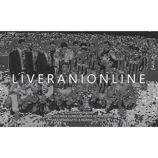 22-08-1992 MILANO-TROFEO LUIGI BERLUSCONI MILAN INTER 1-0 NELLA FOTO I GIOCATORI DEL MILAN CON IL TROFEO LUIGI BERLUSCONI A FINE GARA AG ALDO LIVERANI SAS