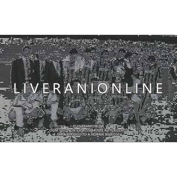 22-08-1992 MILANO-TROFEO LUIGI BERLUSCONI MILAN INTER 1-0 NELLA FOTO I GIOCATORI DEL MILAN CON IL TROFEO LUIGI BERLUSCONI A FINE GARA AG ALDO LIVERANI SAS