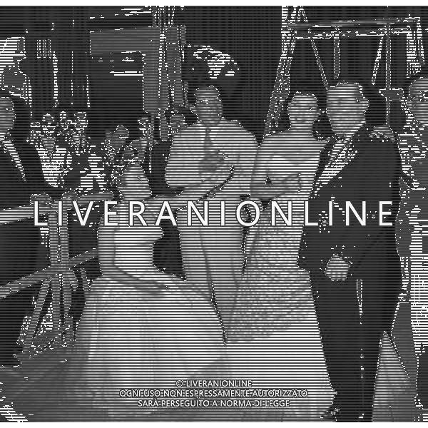 RETROSPETTIVA FESTIVAL DI NAPOLI 1955, Terzo festival della canzone napoletana Teatro Mediterraneo Napoli 16-18 giugno 1955 Nella foto Isa Bellin, Maria Paris e Cinico Angelini ©Archivio Giovanni Liverani /AGENZIA ALDO LIVERANI SAS