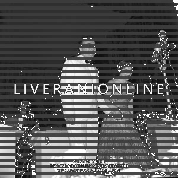 RETROSPETTIVA FESTIVAL DI NAPOLI 1955, Terzo festival della canzone napoletana Teatro Mediterraneo Napoli 16-18 giugno 1955 Nella foto Gino Latilla, Carla Boni ©Archivio Giovanni Liverani /AGENZIA ALDO LIVERANI SAS