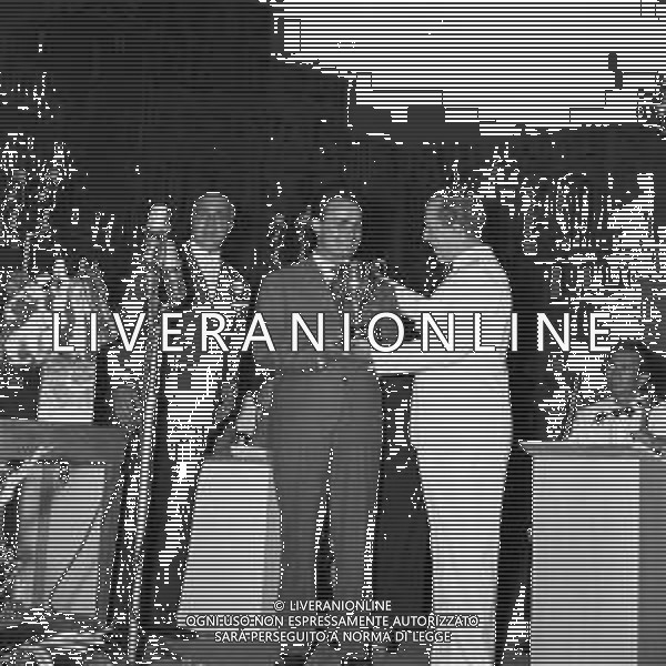 RETROSPETTIVA FESTIVAL DI NAPOLI 1955, Terzo festival della canzone napoletana Teatro Mediterraneo Napoli 16-18 giugno 1955 Nella foto Francesco Saverio Mangieri e Nino Taranto ©Archivio Giovanni Liverani /AGENZIA ALDO LIVERANI SAS