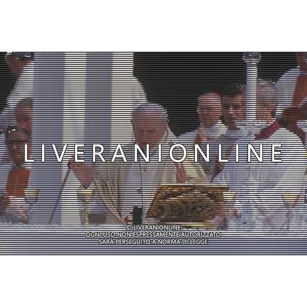 KAROL WOJTYLA, Sua Santita\' Papa Giovanni Paolo II, Vescovo di Roma, Citta\' del Vaticano. Fu eletto Papa il 16 ottobre 1978 - RETROSPETTIVA Nella foto durante la Visita Pastorale a Verona il 17.04.1988 ©Archivio Giovanni Liverani/AGENZIA ALDO LIVERANI SAS