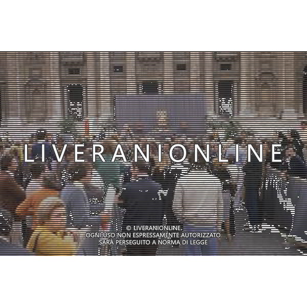 KAROL WOJTYLA, Sua Santita\' Papa Giovanni Paolo II, Vescovo di Roma, Citta\' del Vaticano. Fu eletto Papa il 16 ottobre 1978 - RETROSPETTIVA Nella foto i Fedeli in Piazza San Pietro durante l\'esposizione della Madonna Nera di Czestochowa Polonia ©Archivio Giovanni Liverani/AGENZIA ALDO LIVERANI SAS