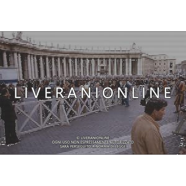 KAROL WOJTYLA, Sua Santita\' Papa Giovanni Paolo II, Vescovo di Roma, Citta\' del Vaticano. Fu eletto Papa il 16 ottobre 1978 - RETROSPETTIVA Nella foto i Fedeli in Piazza San Pietro durante l\'esposizione della Madonna Nera di Czestochowa Polonia ©Archivio Giovanni Liverani/AGENZIA ALDO LIVERANI SAS