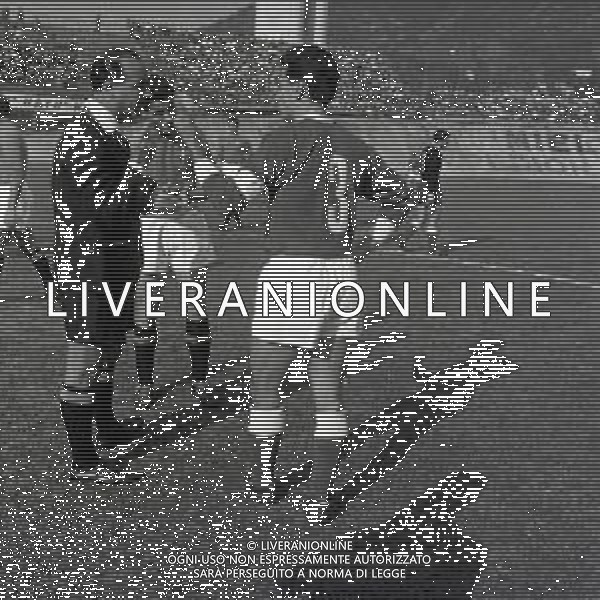 24-02-1957 COMO CAMPIONATO DI CALCIO SERIE B COMO SIMMENTHAL MONZA 2-1 NELLA FOTO L\'ARBITRO PEREGO CON I DUE CAPITANI AG ALDO LIVERANI SAS