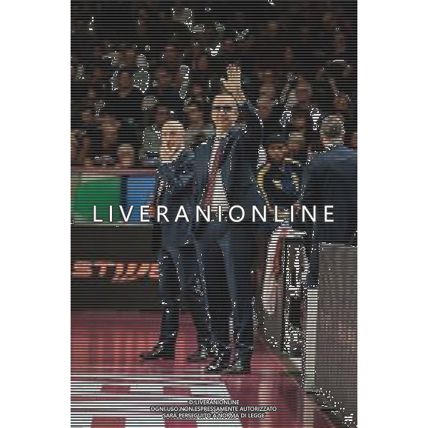 Campionato di Basket Serie A 2019/2020 Venezia, Italia 26/12/2019 Umana Reyer Venezia vs Virtus Roma Nella foto: Il saluto dell\'allenatore dell\'Umana Reyer Venezia Walter De Raffaele alla curva dei tifosi FOTO MATTIA RADONI-ALESSIO MARINI-AG ALDO LIVERANI SAS