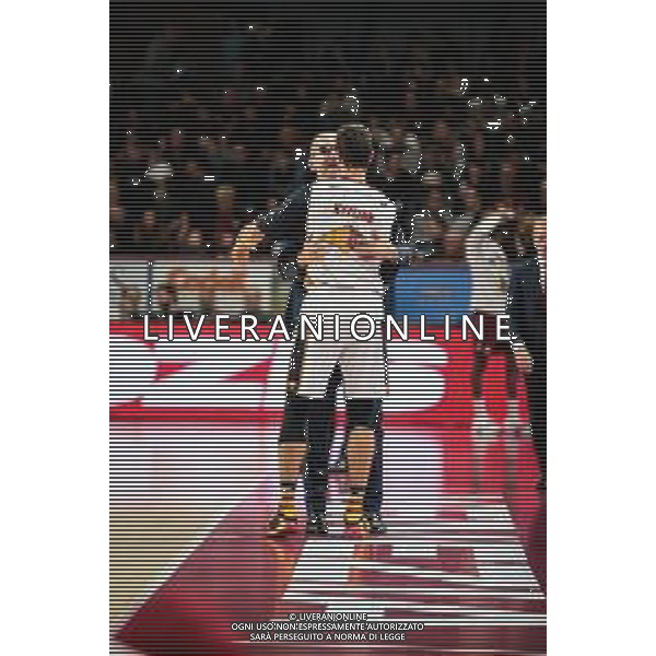 Campionato di Basket Serie A 2019/2020 Venezia, Italia 26/12/2019 Umana Reyer Venezia vs Virtus Roma Nella foto: L\'abbraccio tra l\'allenatore dell\'Umana Reyer Venezia Walter De Raffaele e Tomas Kyzlink della Virtus Roma FOTO MATTIA RADONI-ALESSIO MARINI-AG ALDO LIVERANI SAS