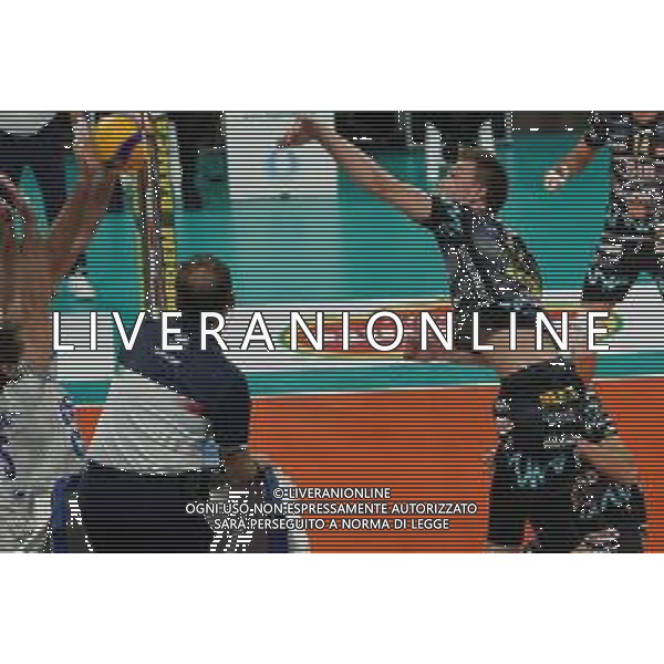 Campionato di Volley Superlega Serie A 2019/2020 Perugia, Italia 26/12/2019 Sir Safety Conad Perugia vs Top Volley Latina Nella foto: oleh plotnytskyi (n.17 schiacciatore sir safety conad perugia) schiaccia FOTO LORIS CERQUIGLINI-ALESSIO MARINI-AG ALDO LIVERANI SAS