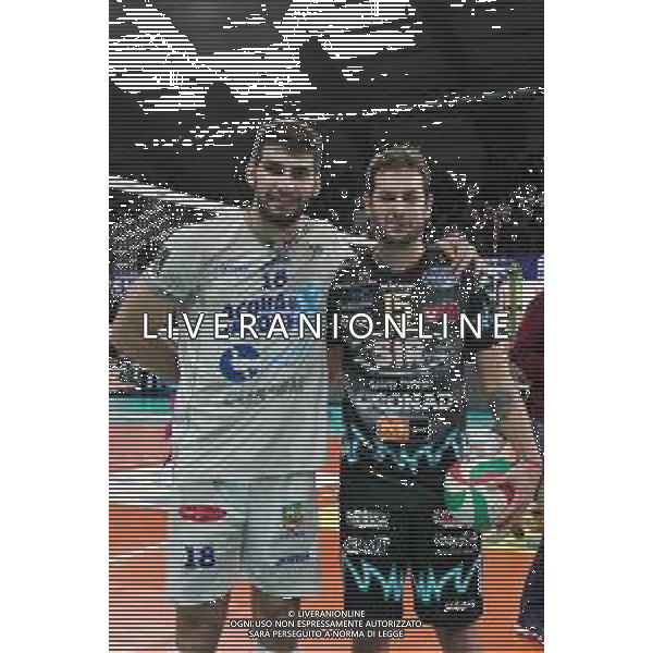 Campionato di Volley Superlega Serie A 2019/2020 Perugia, Italia 26/12/2019 Sir Safety Conad Perugia vs Top Volley Latina Nella foto: giuliano de cecco (n.15 palleggiatore sir safety conad perugia) si saluta con palacios ezequiel (n.18 schiacciatore top volley cisterna) FOTO LORIS CERQUIGLINI-ALESSIO MARINI-AG ALDO LIVERANI SAS