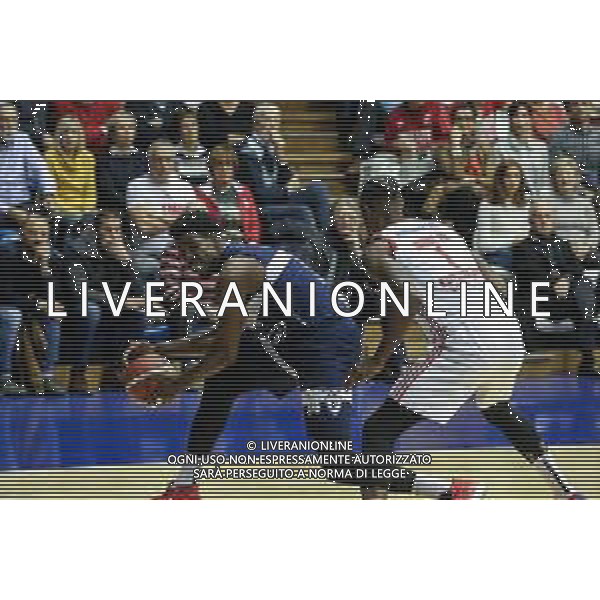 Campionato di Basket Serie A 2019/2020 Trieste, Italia 29/12/2019 Pallacanestro Trieste vs Fortitudo Bologna Nella foto: Henry Sims (Fortitudo Pompea Bologna) contrastato da Derek Cook Jr. (Allianz Pallacanestro Trieste) FOTO LUCA TEDESCHI-ALESSIO MARINI-AG ALDO LIVERANI SAS