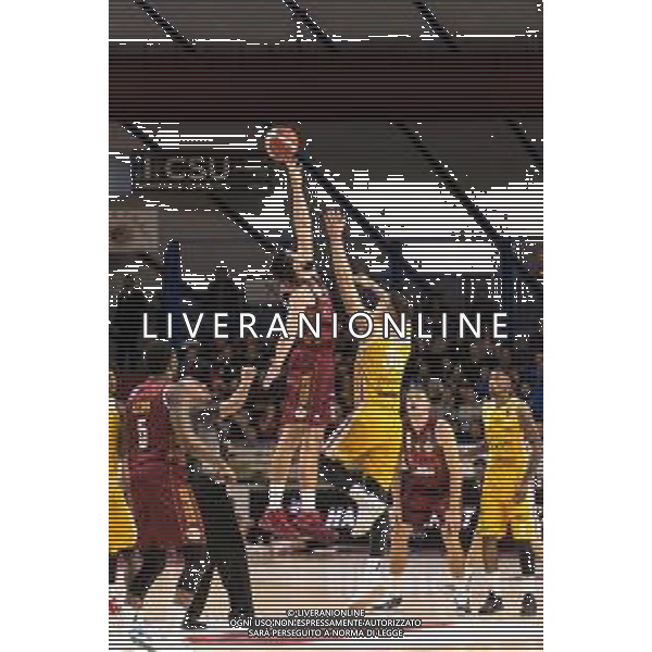 Campionato di Basket Serie A 2019/2020 Venezia, Italia 29/12/2019 Umana Reyer Venezia vs Carpegna Prosciutto Pesaro Nella foto: L\'inizio del match, Mitchell Watt dell\'Umana Reyer Venezia in azione con Leonardo Tote del Carpegna Prosciutto Basket Pesaro FOTO MATTIA RADONI-ALESSIO MARINI-AG ALDO LIVERANI SAS