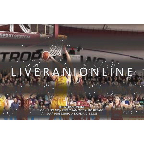 Campionato di Basket Serie A 2019/2020 Venezia, Italia 29/12/2019 Umana Reyer Venezia vs Carpegna Prosciutto Pesaro Nella foto: Vasa Pusica del Carpegna Prosciutto Basket Pesaro a canestro contrastato da Austin Daye dell\'Umana Reyer Venezia FOTO MATTIA RADONI-ALESSIO MARINI-AG ALDO LIVERANI SAS