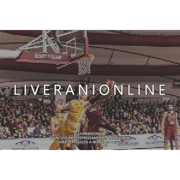Campionato di Basket Serie A 2019/2020 Venezia, Italia 29/12/2019 Umana Reyer Venezia vs Carpegna Prosciutto Pesaro Nella foto: Julyan Stone dell\'Umana Reyer Venezia in azione con Zach Thomas del Carpegna Prosciutto Basket Pesaro FOTO MATTIA RADONI-ALESSIO MARINI-AG ALDO LIVERANI SAS