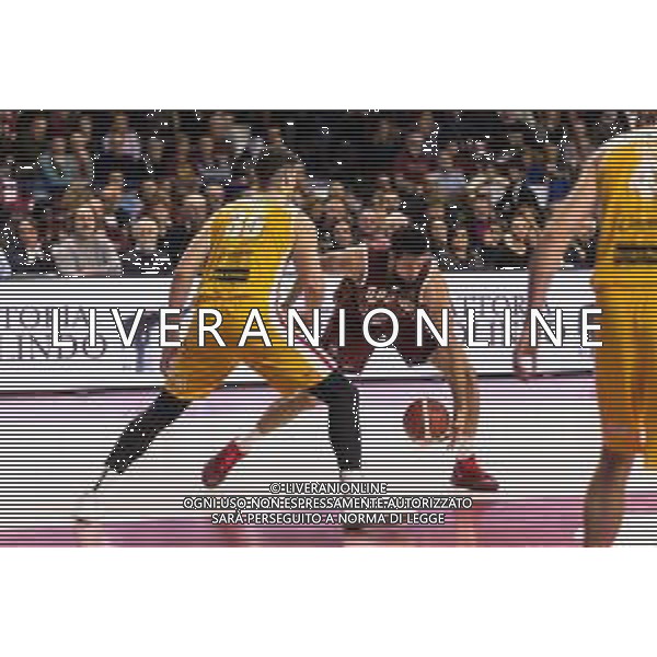 Campionato di Basket Serie A 2019/2020 Venezia, Italia 29/12/2019 Umana Reyer Venezia vs Carpegna Prosciutto Pesaro Nella foto: Il cambio di direzione di Mitchell Watt dell\'Umana Reyer Venezia contro Leonardo Tote del Carpegna Prosciutto Basket Pesaro FOTO MATTIA RADONI-ALESSIO MARINI-AG ALDO LIVERANI SAS