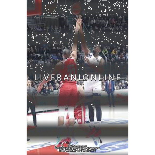 Campionato di Basket Serie A 2019/2020 Bologna, Italia 05/01/2020 Fortitudo Bologna vs Grissin Bon Reggio Emilia Nella foto: Henry Sims (Fortitudo Pompea Bologna) (des.) contrastato da Josh Owens (Grissin Bon Reggio Emilia) FOTO MICHELE NUCCI-ALESSIO MARINI-AG ALDO LIVERANI SAS