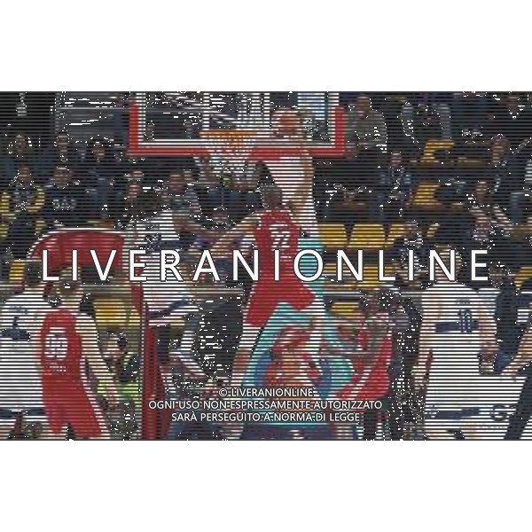 Campionato di Basket Serie A 2019/2020 Bologna, Italia 05/01/2020 Fortitudo Bologna vs Grissin Bon Reggio Emilia Nella foto: Josh Owens (Grissin Bon Reggio Emilia) (des.) contrastato da Ed Daniel (Fortitudo Pompea Bologna) FOTO MICHELE NUCCI-ALESSIO MARINI-AG ALDO LIVERANI SAS