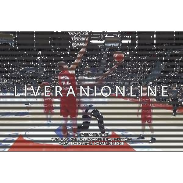 Campionato di Basket Serie A 2019/2020 Bologna, Italia 05/01/2020 Fortitudo Bologna vs Grissin Bon Reggio Emilia Nella foto: Henry Sims (Fortitudo Pompea Bologna) a canestro contrastato da Josh Owens (Grissin Bon Reggio Emilia) FOTO MICHELE NUCCI-ALESSIO MARINI-AG ALDO LIVERANI SAS