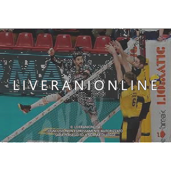 Amichevole di Volley Perugia, Italia 06/01/2020 Trofeo Monini - Sir Safety Conad Perugia vs Skra Belchatow Nella foto: filippo lanza (n.10 schiacciatore sir safety conad perugia) alla battuta ©LM/ Loris Cerquiglini / AGENZIA ALDO LIVERANI SAS