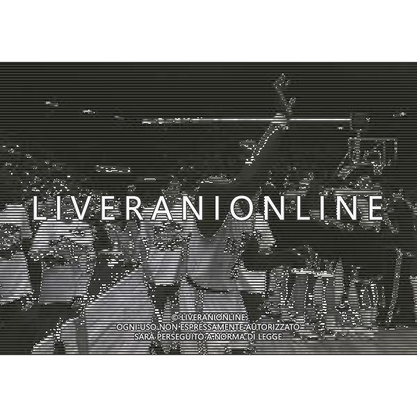 28-05-1996 MILANO FINALE DI BASKET SCUDETTO STEFANEL MILANO-TEAMSYSTEM BOLOGNA NELLA FOTO I GIOCATORI DELLA STEFANEL MILANO FESTEGGIANO A FINE GARA AG ALDO LIVERANI SAS