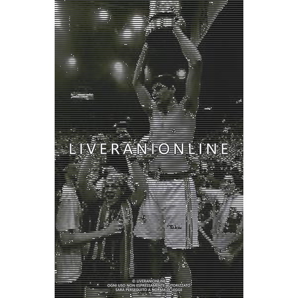 28-05-1996 MILANO FINALE DI BASKET SCUDETTO STEFANEL MILANO-TEAMSYSTEM BOLOGNA NELLA FOTO FERDINANDO GENTILE CON LA COPPA DELLO SCUDETTO AG ALDO LIVERANI SAS