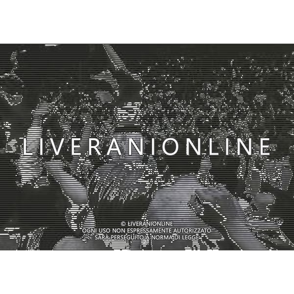 28-05-1996 MILANO FINALE DI BASKET SCUDETTO STEFANEL MILANO-TEAMSYSTEM BOLOGNA NELLA FOTO I GIOCATORI DELLA STEFANEL MILANO FESTEGGIANO A FINE GARA AG ALDO LIVERANI SAS