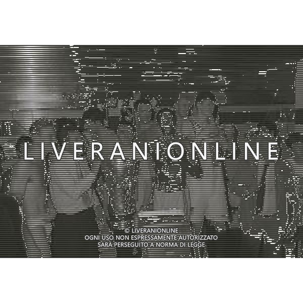 28-05-1996 MILANO FINALE DI BASKET SCUDETTO STEFANEL MILANO-TEAMSYSTEM BOLOGNA NELLA FOTO I GIOCATORI DELLA STEFANEL MILANO FESTEGGIANO LO SCUDETTO NEGLI SPOGLIATOI AG ALDO LIVERANI SAS 