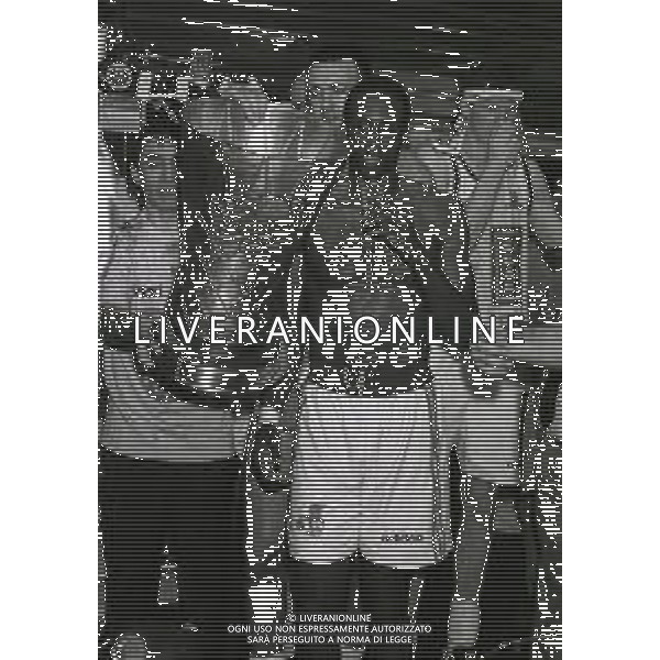 28-05-1996 MILANO FINALE DI BASKET SCUDETTO STEFANEL MILANO-TEAMSYSTEM BOLOGNA NELLA FOTO I GIOCATORI DELLA STEFANEL MILANO FESTEGGIANO LO SCUDETTO NEGLI SPOGLIATOI AG ALDO LIVERANI SAS 