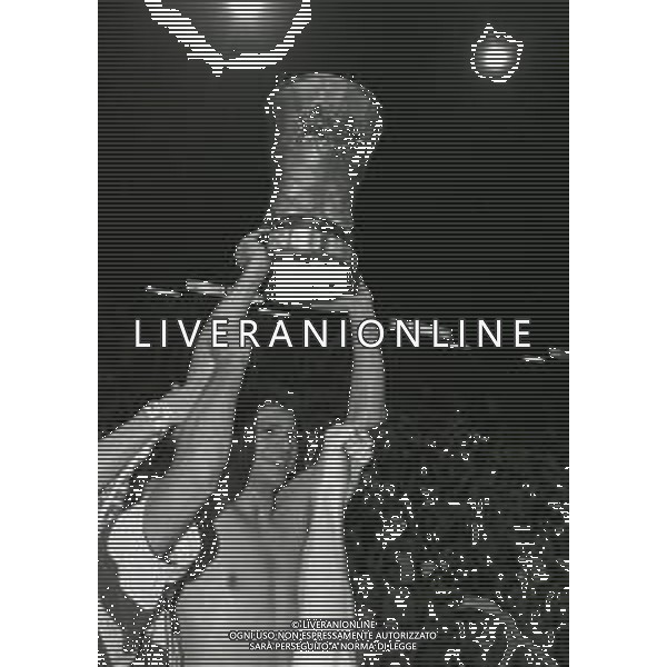 28-05-1996 MILANO FINALE DI BASKET SCUDETTO STEFANEL MILANO-TEAMSYSTEM BOLOGNA NELLA FOTO FERDINANDO GENTILE CON IL TROFEO DELLO SCUDETTO NEGLI SPOGLIATOI feridinando gentile AG ALDO LIVERANI SAS