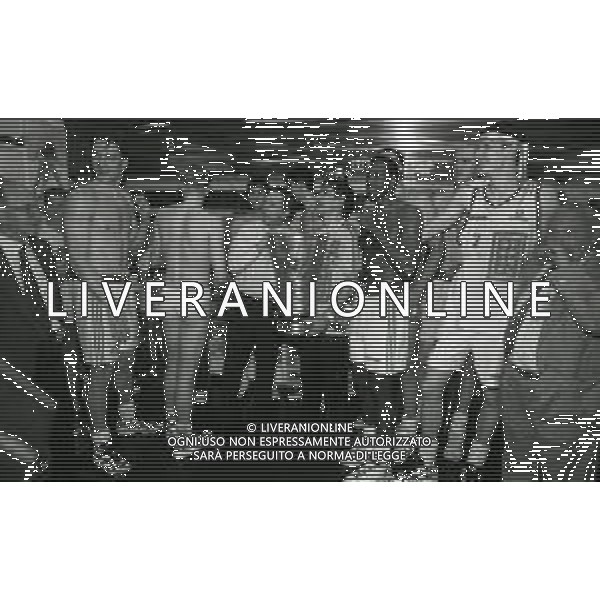 28-05-1996 MILANO FINALE DI BASKET SCUDETTO STEFANEL MILANO-TEAMSYSTEM BOLOGNA NELLA FOTO I GIOCATORI DELLA STEFANEL MILANO FESTEGGIANO LO SCUDETTO NEGLI SPOGLIATOI bogdan tanjevic AG ALDO LIVERANI SAS 