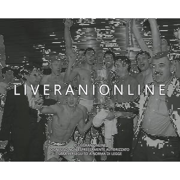 28-05-1996 MILANO FINALE DI BASKET SCUDETTO STEFANEL MILANO-TEAMSYSTEM BOLOGNA NELLA FOTO I GIOCATORI DELLA STEFANEL MILANO FESTEGGIANO LO SCUDETTO NEGLI SPOGLIATOI bogdan tanjevic AG ALDO LIVERANI SAS