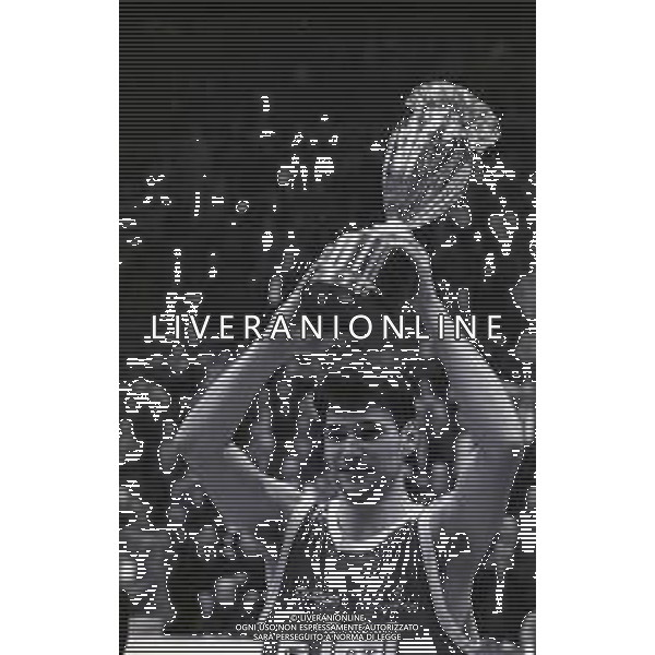 23-03-1996 MILANO FINALE DI COPPA ITALIA STEFANEL MILANO MASH VERONA NELLA FOTO FERDINANDO GENTILE CON LA COPPA ITALIA AG ALDO LIVERANI SAS