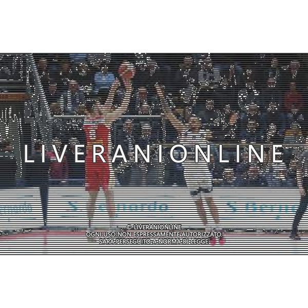 Campionato di Basket Serie A 2019/2020 Bologna, Italia 12/01/2020 Fortitudo Bologna vs Carpegna Prosciutto Basket Pesaro Nella foto: Vasa Pusica (Carpegna Prosciutto Basket Pesaro) (sin.) contrastato da Kassius Robertson (Fortitudo Pompea Bologna) © LM/Michele Nucci/ AGENZIA ALDO LIVERANI SAS
