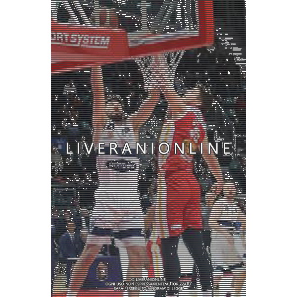 Campionato di Basket Serie A 2019/2020 Bologna, Italia 12/01/2020 Fortitudo Bologna vs Carpegna Prosciutto Basket Pesaro Nella foto: Matteo Fantinelli (Fortitudo Pompea Bologna) (sin.) a canestro contrastato da Leonardo Tote (Carpegna Prosciutto Basket Pesaro) © LM/Michele Nucci/ AGENZIA ALDO LIVERANI SAS