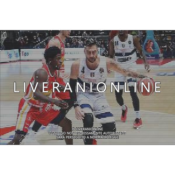 Campionato di Basket Serie A 2019/2020 Bologna, Italia 12/01/2020 Fortitudo Bologna vs Carpegna Prosciutto Basket Pesaro Nella foto: Pietro Aradori (Fortitudo Pompea Bologna) (des.) contrastato da Jaylen Barford (Carpegna Prosciutto Basket Pesaro) © LM/Michele Nucci/ AGENZIA ALDO LIVERANI SAS