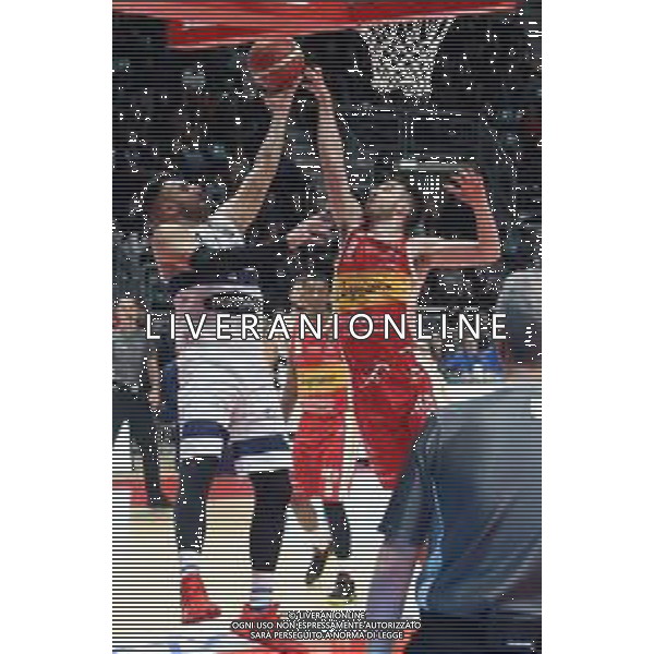 Campionato di Basket Serie A 2019/2020 Bologna, Italia 12/01/2020 Fortitudo Bologna vs Carpegna Prosciutto Basket Pesaro Nella foto: Pietro Aradori (Fortitudo Pompea Bologna) (sin.) contrastato da Vasa Pusica (Carpegna Prosciutto Basket Pesaro) © LM/Michele Nucci/ AGENZIA ALDO LIVERANI SAS