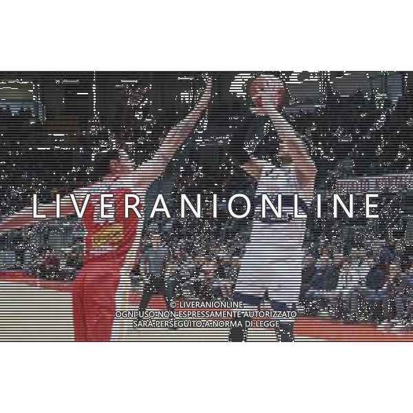 Campionato di Basket Serie A 2019/2020 Bologna, Italia 12/01/2020 Fortitudo Bologna vs Carpegna Prosciutto Basket Pesaro Nella foto: Pietro Aradori (Fortitudo Pompea Bologna) al tiro contrastato da Simone Zanotti (Carpegna Prosciutto Basket Pesaro) © LM/Michele Nucci/ AGENZIA ALDO LIVERANI SAS