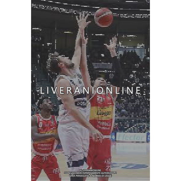 Campionato di Basket Serie A 2019/2020 Bologna, Italia 12/01/2020 Fortitudo Bologna vs Carpegna Prosciutto Basket Pesaro Nella foto: Zach Thomas (Carpegna Prosciutto Basket Pesaro) (des.) contrastato da Stefano Mancinelli (Fortitudo Pompea Bologna) © LM/Michele Nucci/ AGENZIA ALDO LIVERANI SAS