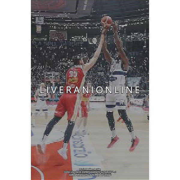 Campionato di Basket Serie A 2019/2020 Bologna, Italia 12/01/2020 Fortitudo Bologna vs Carpegna Prosciutto Basket Pesaro Nella foto: Henry Sims (Fortitudo Pompea Bologna) (des.) contrastato da Leonardo Tote (Carpegna Prosciutto Basket Pesaro) © LM/Michele Nucci AGENZIA ALDO LIVERANI SAS