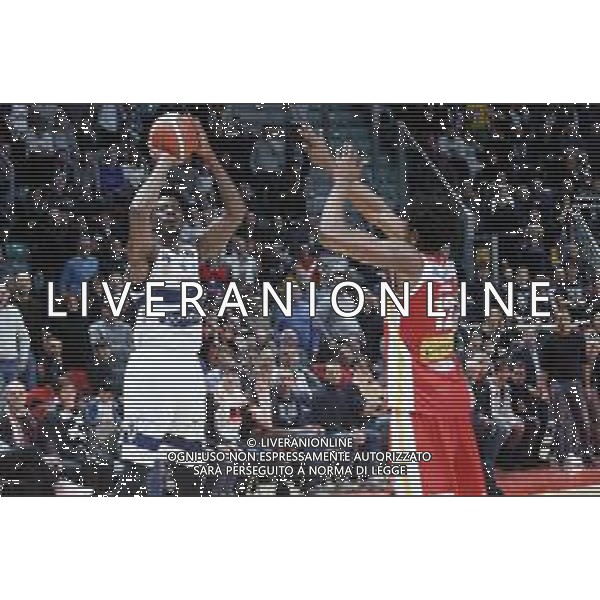 Campionato di Basket Serie A 2019/2020 Bologna, Italia 12/01/2020 Fortitudo Bologna vs Carpegna Prosciutto Basket Pesaro Nella foto: Henry Sims (Fortitudo Pompea Bologna) (sin.) contrastato da Paul Eboua (Carpegna Prosciutto Basket Pesaro) © LM/Michele Nucci AGENZIA ALDO LIVERANI SAS