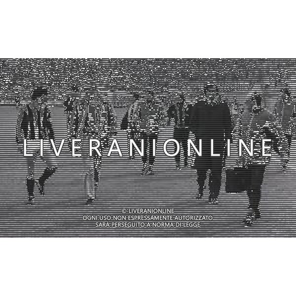 22-03-1981 MILANO CAMPIONATO DI CALCIO SERIE B MILAN SAMPDORIA 0-1 NELLA FOTO ROBERTO ANTONELLI-DOTTOR GIOVANNI BATTISTA MONTI E MASSIMO GIACOMINI AG ALDO LIVERANI SAS