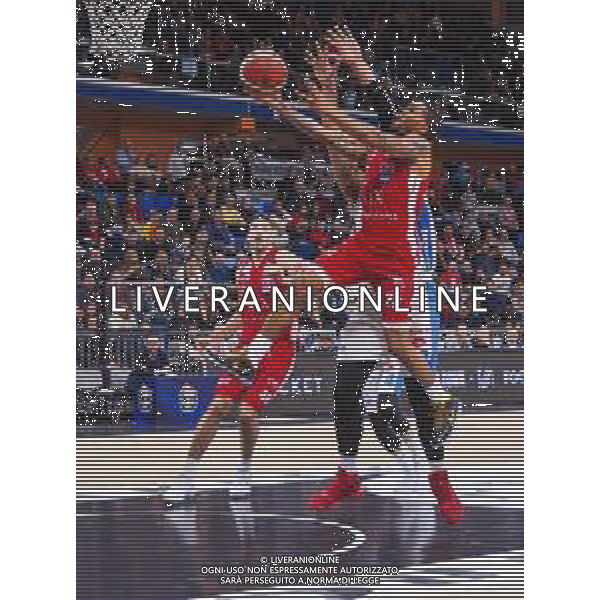Campionato di Basket Serie A 2019/2020 Milano, Italia 12/01/2020 AX Armani Exchange Olimpia Milano-De Longhi Treviso Basket Nella foto: Sykes della AX Armani Exchange Olimpia Milano a canestro contrastato da Charles Cooke III della De Longhi Treviso Basket FOTO SAVINO PAOLELLA-ALESSIO MARINI-AG ALDO LIVERANI SAS