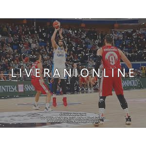 Campionato di Basket Serie A 2019/2020 Milano, Italia 12/01/2020 AX Armani Exchange Olimpia Milano-De Longhi Treviso Basket Nella foto: Amedeo Tessitori della De Longhi Treviso Basket tira davanti a Andrea Cinciarini della AX Armani Exchange Olimpia Milano FOTO SAVINO PAOLELLA-ALESSIO MARINI-AG ALDO LIVERANI SAS