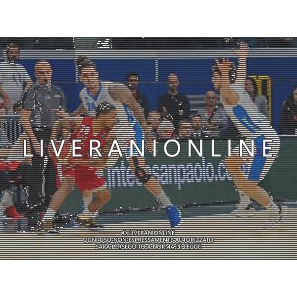 Campionato di Basket Serie A 2019/2020 Milano, Italia 12/01/2020 AX Armani Exchange Olimpia Milano-De Longhi Treviso Basket Nella foto: Sykes della AX Armani Exchange Olimpia Milano ostacolato da Isaac Fotu e Nikolic della De Longhi Treviso Basket FOTO SAVINO PAOLELLA-ALESSIO MARINI-AG ALDO LIVERANI SAS