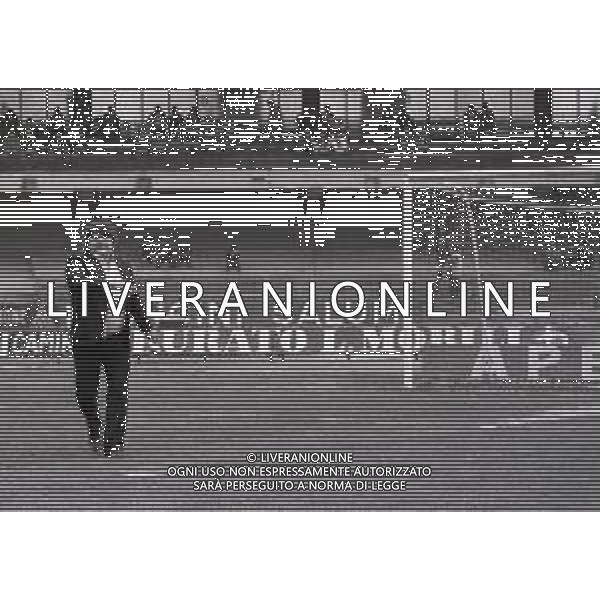 28-03-1982 VERONA CAMPIONATO DI CALCIO SERIE A MILAN ASCOLI 0-0 NELLA FOTO TIFOSO DEL MILAN LANCIA IL SALE GESTO SCARAMANTICO PER SCONGIURARE LA RETROCESSIONE IN SERIE B AG ALDO LIVERANI SAS
