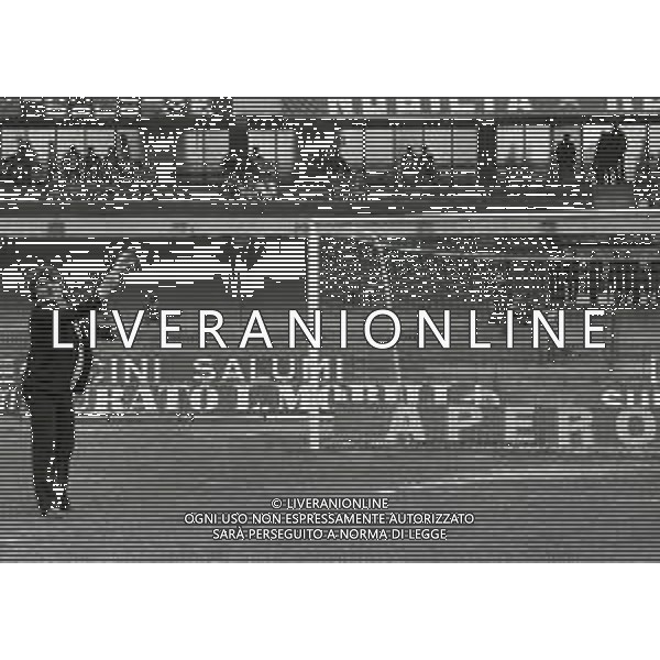 28-03-1982 VERONA CAMPIONATO DI CALCIO SERIE A MILAN ASCOLI 0-0 NELLA FOTO TIFOSO DEL MILAN LANCIA IL SALE GESTO SCARAMANTICO PER SCONGIURARE LA RETROCESSIONE IN SERIE B AG ALDO LIVERANI SAS