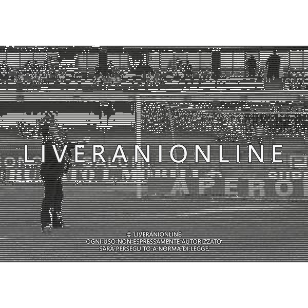 28-03-1982 VERONA CAMPIONATO DI CALCIO SERIE A MILAN ASCOLI 0-0 NELLA FOTO TIFOSO DEL MILAN LANCIA IL SALE GESTO SCARAMANTICO PER SCONGIURARE LA RETROCESSIONE IN SERIE B AG ALDO LIVERANI SAS