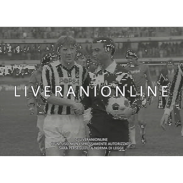 28-03-1982 VERONA CAMPIONATO DI CALCIO SERIE A MILAN ASCOLI 0-0 NELLA FOTO ENRICO NICOLINI CON L\'ARBITRO LOPS GIORGIO AG ALDO LIVERANI SAS