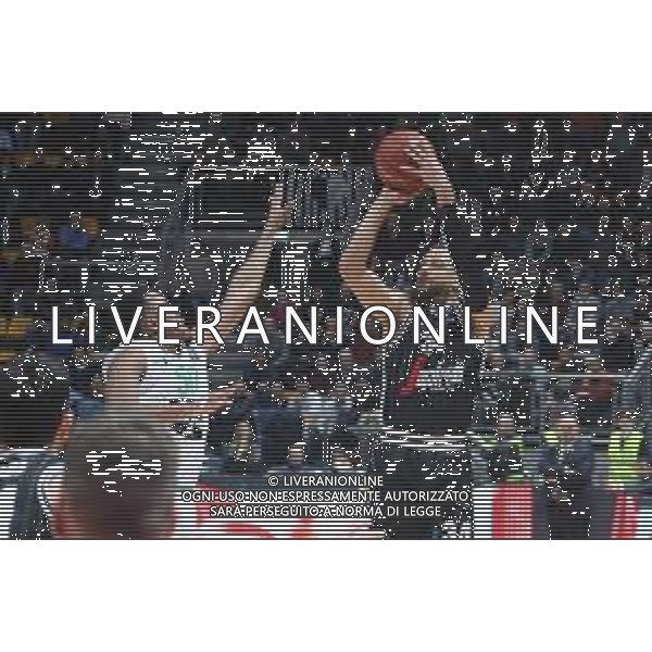 Basket EuroCup 2019/2020 Bologna, Italia 15/01/2020 Segafredo Virtus Bologna vs Darussafaka Tekfen Istanbul Nella foto: Kyle Weems (Virtus Segafredo Bologna) (des.) contrastato da Bonzie Colson (Darussafaka Tekfen Istanbul) ©LM/ Michele Nucci / AGENZIA ALDO LIVERANI SAS